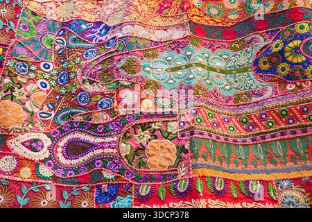 Sciarpe in pashmina colorate, primo piano. Dubai Bazaar, Emirati Arabi Uniti Foto Stock