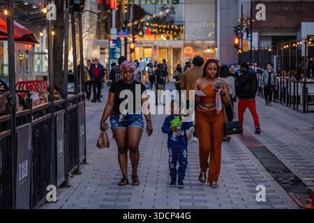 Due donne e un bambino camminano lungo una strada pedonale affollata con ristoranti e negozi nel centro di Ottawa, Canada. Ottawa, Canada - 16 maggio 2024 Foto Stock