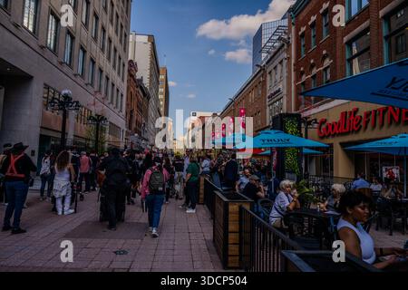 La gente cammina lungo una strada pedonale affollata con posti a sedere all'aperto e vetrine nel centro di Ottawa. Ottawa, Canada - 16 maggio 2024 Foto Stock