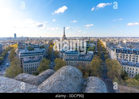 Paesaggio urbano di Parigi dall'alto, con l'iconica Torre Eiffel sotto un cielo blu Foto Stock