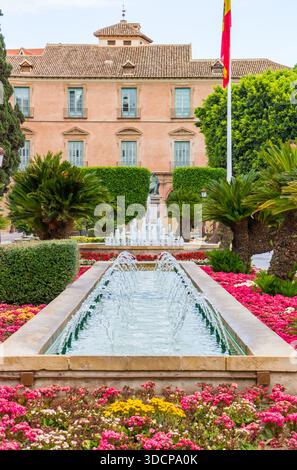 Fiori e fontana in piazza glorieta de espana a Murcia, Spagna Foto Stock