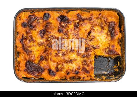 Lasagne bolognesi di manzo al forno in piatto da forno con formaggio fuso e vista dall'alto della fetta su uno spazio di copia isolato sullo sfondo. Foto Stock