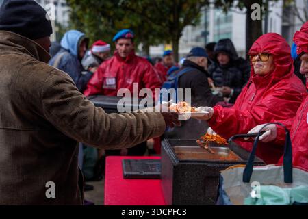 Milano, Italia. 24 dicembre 2025. Preghiera interreligiosa organizzata dai City Angels con distribuzione di cibo ai senzatetto in stazione centrale, Milano (Italia) Mercoledì 24 dicembre 2025 (foto Claudio Furlan/LaPresse) preghiera interreligiosa organizzata da City Angels con distribuzione di cibo ai senzatetto presso la stazione centrale di Milano (Italia) mercoledì 24 dicembre 2025 (foto Claudio Furlan/LaPresse) crediti: LaPresse/Alamy Live News Foto Stock