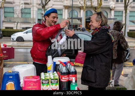 Milano, Italia. 24 dicembre 2025. Preghiera interreligiosa organizzata dai City Angels con distribuzione di cibo ai senzatetto in stazione centrale, Milano (Italia) Mercoledì 24 dicembre 2025 (foto Claudio Furlan/LaPresse) preghiera interreligiosa organizzata da City Angels con distribuzione di cibo ai senzatetto presso la stazione centrale di Milano (Italia) mercoledì 24 dicembre 2025 (foto Claudio Furlan/LaPresse) crediti: LaPresse/Alamy Live News Foto Stock