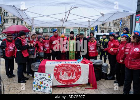 Milano, Italia. 24 dicembre 2025. Preghiera interreligiosa organizzata dai City Angels con distribuzione di cibo ai senzatetto in stazione centrale, Milano (Italia) Mercoledì 24 dicembre 2025 (foto Claudio Furlan/LaPresse) preghiera interreligiosa organizzata da City Angels con distribuzione di cibo ai senzatetto presso la stazione centrale di Milano (Italia) mercoledì 24 dicembre 2025 (foto Claudio Furlan/LaPresse) crediti: LaPresse/Alamy Live News Foto Stock