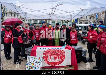Milano, Italia. 24 dicembre 2025. Preghiera interreligiosa organizzata dai City Angels con distribuzione di cibo ai senzatetto in stazione centrale, Milano (Italia) Mercoledì 24 dicembre 2025 (foto Claudio Furlan/LaPresse) preghiera interreligiosa organizzata da City Angels con distribuzione di cibo ai senzatetto presso la stazione centrale di Milano (Italia) mercoledì 24 dicembre 2025 (foto Claudio Furlan/LaPresse) crediti: LaPresse/Alamy Live News Foto Stock