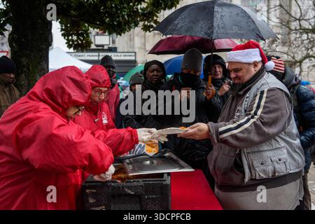 Milano, Italia. 24 dicembre 2025. Preghiera interreligiosa organizzata dai City Angels con distribuzione di cibo ai senzatetto in stazione centrale, Milano (Italia) Mercoledì 24 dicembre 2025 (foto Claudio Furlan/LaPresse) preghiera interreligiosa organizzata da City Angels con distribuzione di cibo ai senzatetto presso la stazione centrale di Milano (Italia) mercoledì 24 dicembre 2025 (foto Claudio Furlan/LaPresse) crediti: LaPresse/Alamy Live News Foto Stock