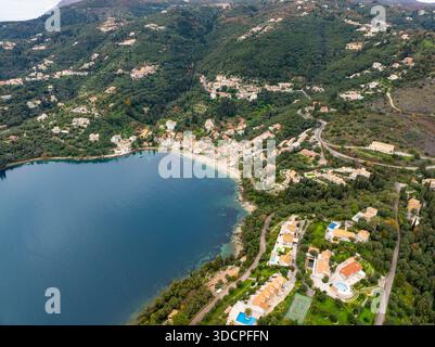 Vista panoramica del drone aereo della costa nord-orientale di Corfù in Grecia, che mostra la baia di Kouloura e la costa di Kalami circondati da lussureggianti oliveti A. Foto Stock