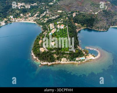 Vista panoramica del drone aereo della costa nord-orientale di Corfù in Grecia, che mostra la baia di Kouloura e la costa di Kalami circondati da lussureggianti oliveti A. Foto Stock