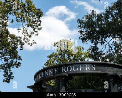 Il luogo di sepoltura di Kenny Rogers nell'Oakland Cemetery di Atlanta rende omaggio al leggendario cantante, rinomato per i suoi successi crossover e l'introduzione alla Country Music Hall of Fame, con oltre 100 milioni di dischi venduti in tutto il mondo. Foto Stock