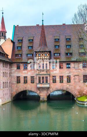 Norimberga, Germania Holy Spirit Hospital o Heilig Geist Spital sul fiume Pegnitz nella città vecchia Foto Stock