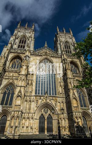 Vista esterna del Great West Front e delle torri di York Minster, York, Inghilterra. Foto Stock