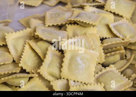 Ravioli freschi esposti in un mercato di Street food, che mette in risalto la cucina italiana, la pasta fatta a mano e la vivace cultura gastronomica locale Foto Stock