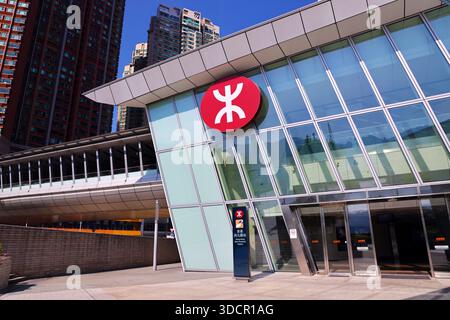 Ingresso alla stazione di Hong Kong West Kowloon e logo MTR, Hong Kong, Cina Foto Stock