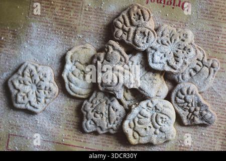 Biscotti tradizionali di pan di zenzero natalizio dalle forme festive con zucchero a velo Foto Stock