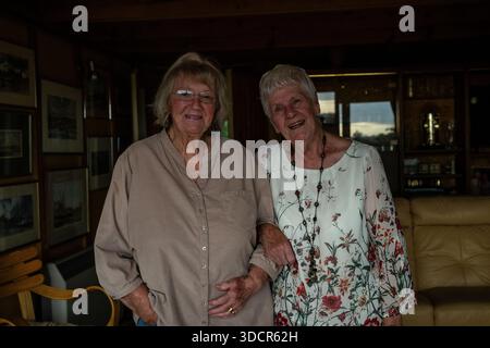 Ritratto di migliori amici anziani che condividono un momento insieme a metà degli anni '80, donne bianche insieme. Foto Stock