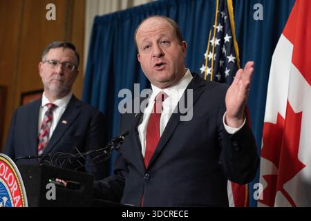 Jared Polis parla con i giornalisti dell'ufficio del governatore nella capitale del Colorado a Denver giovedì 13 marzo 2025. E' affiancato Foto Stock