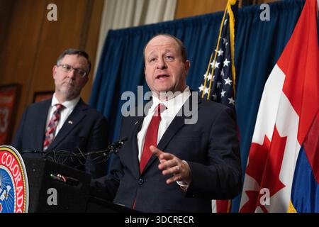 Jared Polis parla con i giornalisti dell'ufficio del governatore nella capitale del Colorado a Denver giovedì 13 marzo 2025. E' affiancato Foto Stock