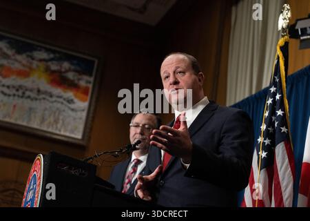 Jared Polis parla con i giornalisti dell'ufficio del governatore nella capitale del Colorado a Denver giovedì 13 marzo 2025. E' affiancato Foto Stock