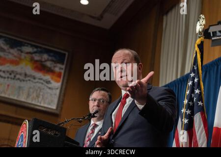 Jared Polis parla con i giornalisti dell'ufficio del governatore nella capitale del Colorado a Denver giovedì 13 marzo 2025. E' affiancato Foto Stock
