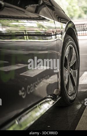 Primo piano di un'auto con riflessi e dettagli distintivi, Cupra Electric car, e-car sharing, Calw, Germania Foto Stock