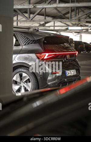 Vista posteriore di una moderna auto nera con luci posteriori a LED in garage, auto elettrica Cupra, condivisione e-car, Calw, Germania Foto Stock