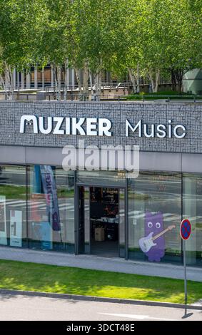 Bratislava, Slovacchia - 10 maggio 2025 : Muziker , negozio di strumenti musicali a Bratislava, che offre chitarre, batteria, tastiere e DJ Gear. Foto Stock