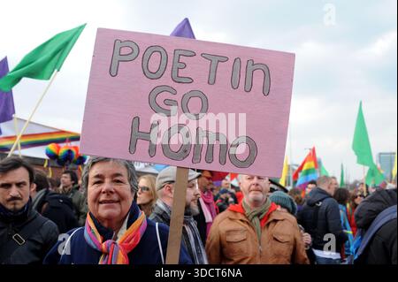Amsterdam Paesi Bassi 8 aprile 2013 dimostrazione durante la visita di Putin ad Amsterdam si riuniscono centinaia di manifestanti che rappresentano gruppi LGBT Foto Stock