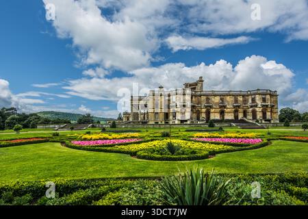 I giardini formali del parterre e la villa in rovina a Witley Court nel Worcestershire, Inghilterra. Foto Stock