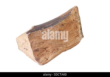 Pezzo unico di legna da ardere con consistenza ruvida e corteccia scura isolato su sfondo bianco Foto Stock