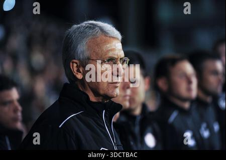 Londra, Regno Unito. 15 ottobre 2013. Australia - Canada amichevole internazionale. Allenatore del Canada Benito Floro Foto Stock