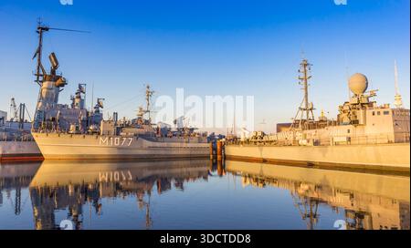 Luce del sole nel tardo pomeriggio sulle navi da guerra del museo marino a Wilhelmshaven, Germania Foto Stock