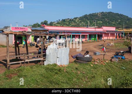 Migori, Kenya, - 21 giugno 2025: La vita rurale vista dalla strada sterrata delle persone che lavorano e vivono. I tassisti motociclisti in Kenya sono principalmente conosciuti Foto Stock