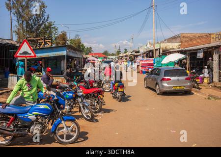 Migori, Kenya, - 21 giugno 2025: La vita rurale vista dalla strada sterrata delle persone che lavorano e vivono. I tassisti motociclisti in Kenya sono principalmente conosciuti Foto Stock