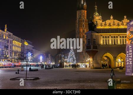 Cracovia, Polonia - 08.09.2018 - Centro città di Cracovia di notte in inverno Foto Stock