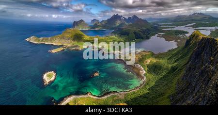 Vista dal monte Offersoykammen sul paesaggio costiero delle isole Lofoten in Norvegia Foto Stock