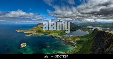 Vista dal monte Offersoykammen sul paesaggio costiero delle isole Lofoten in Norvegia Foto Stock
