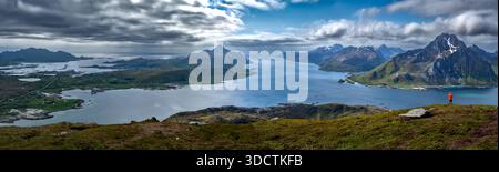 Vista dal monte Offersoykammen sul paesaggio costiero delle isole Lofoten in Norvegia Foto Stock