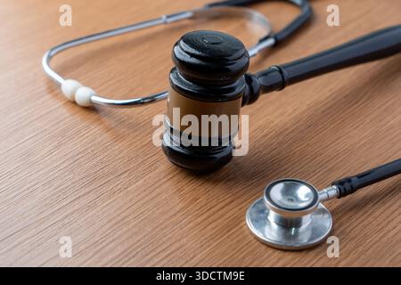Immagine concettuale del martelletto di un giudice e di uno stetoscopio. Diritto medico, contenzioso per negligenza, regolamenti sanitari, concetto di medicina forense. Foto Stock