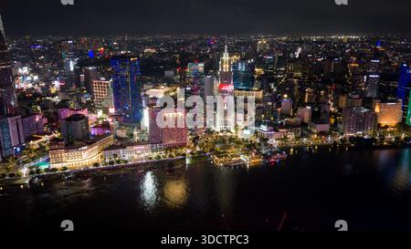 Bitexco edificio della Torre finanziaria, edifici, strade, il ponte di Thu Thiem 2 e il fiume Saigon nella città di ho Chi Minh - questa città è una destinazione turistica popolare Foto Stock