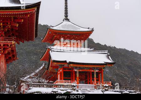 Tempio Kiyomizu-dera, porta Nishi (porta dell'ovest), Sanjunoto (Pagoda a tre piani) con neve sul tetto in inverno. Kyoto, Giappone. Foto Stock