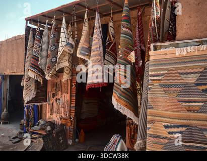 Tappeti tradizionali marocchini appesi in un mercato di strada Foto Stock