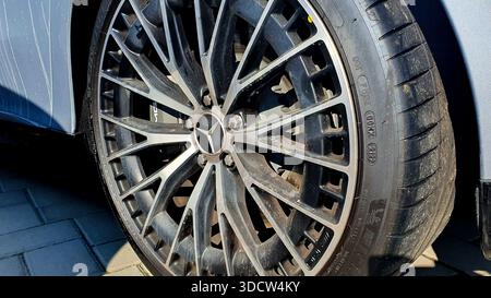 Mercedes-Benz è un marchio tedesco di automobili di lusso, riconosciuto in tutto il mondo come uno dei più antichi e prestigiosi produttori automobilistici. Foto Stock