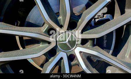 Mercedes-Benz è un marchio tedesco di automobili di lusso, riconosciuto in tutto il mondo come uno dei più antichi e prestigiosi produttori automobilistici. Foto Stock