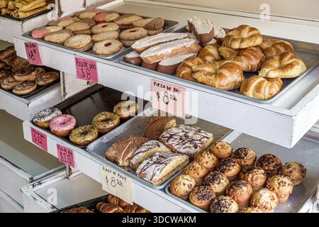 Puebla Mexico, centro storico di Historico, panetteria interna, assortimento di dolci, ciambelle, muffin, biscotti, conca, pane dolce, ecc. Foto Stock