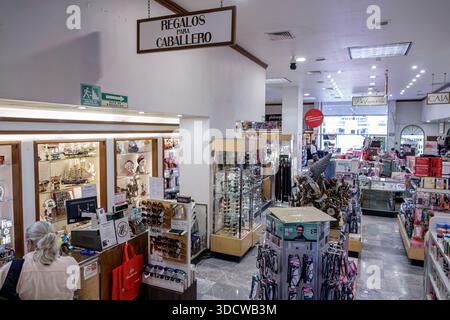 Puebla Mexico, centro storico, ristorante Sanborns Puebla Centro, negozio di articoli da regalo interno, donna ispanica, negozi di souvenir, sole Foto Stock