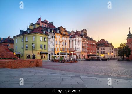 Piazza del Castello (Plac Zamkowy) all'alba a Varsavia, Polonia Foto Stock