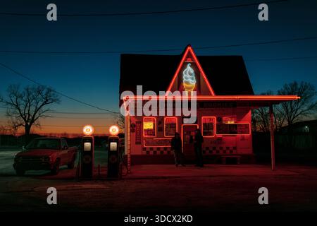 Cartello al neon Dairy King di notte sulla Route 66 a Commerce, Oklahoma Foto Stock