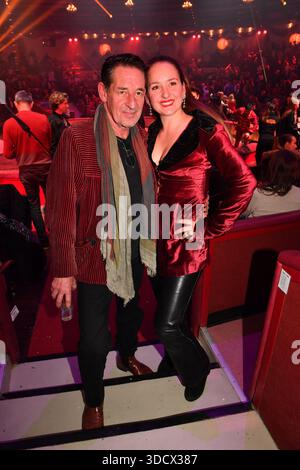 Max Tidof mit Tochter Luzie / Premiere / Winterspielzeit 2025 / Circus Krone / Ich. Du, Wir. Corona / Maneggio / Kronebau / München / 25. Dezember 2025 *** Max Tidof con la figlia Luzie Premiere stagione invernale 2025 Circus Krone Ich Du, Wir Krone Manege Kronebau Monaco di Baviera 25 dicembre 2025 Foto Stock