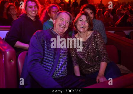 Markus Wasmeier mit Ehefrau Brigitte / Premiere / Winterspielzeit 2025 / Circus Krone / Ich. Du, Wir. Corona / Maneggio / Kronebau / München / 25. Dezember 2025 *** Markus Wasmeier con sua moglie Brigitte Premiere stagione invernale 2025 Circus Krone Ich Du, Wir Krone Manege Kronebau Monaco di Baviera 25 dicembre 2025 Foto Stock